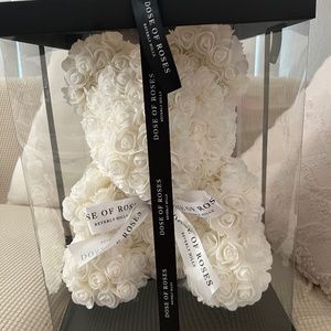 Dose of Roses Beverly Hills White Rose bear